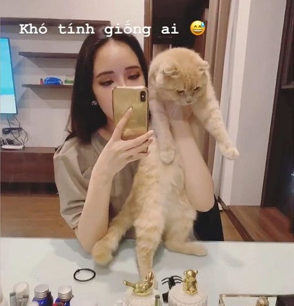 Chiếc smartphone này cũng được Mai Phương Thúy "sủng ái" một thời gian dài trước khi đổi sang phiên bản đời mới hơn.