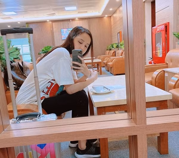 Hiện tại, Mai Phương Thúy đang sử dụng chiếc iPhone 11 Pro Max phiển bản xanh rêu. Cô từng khoe ảnh selfie cùng chiếc điện thoại này trên trang cá nhân Instagram của mình.