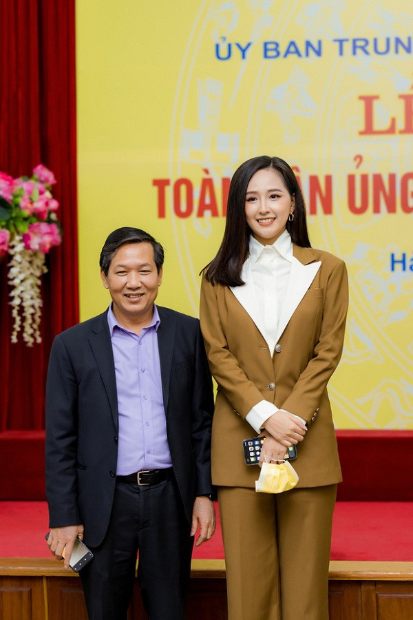 Hoa hậu Việt Nam xuất hiện cùng bộ suit kín đáo, thanh lịch, phụ kiện đi kèm thay vì trang sức đắt tiền, là khẩu trang và chiếc điện thoại mà cô đang sở hữu. Không khó để nhận ra đây là smartphone của Apple.