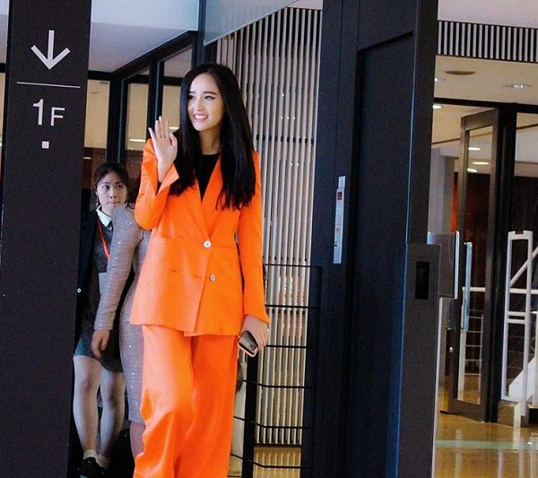 Đây cũng là "phụ kiện công nghệ" thường xuyên xuất hiện cùng Mai Phương Thúy trong các sự kiện, họp báo lớn nhỏ. Không thể phủ nhận độ hot của chiếc điện thoại này khi liên tục được nhiều sao Vbiz và quốc tế lựa chọn sử dụng.