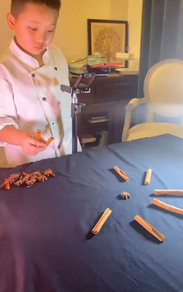 Ngoài mẹ của mình, Zheng còn được các em và bạn bè giúp đỡ quay video hay làm ''diễn viên quần chúng''. Sau đó, những người bạn này cũng là thực khách đầu tiên thưởng thức món ăn do Zheng nấu. Một số video phức tạp hoặc chưa ưng ý được thực hiện đến cả vài tiếng đồng hồ, chưa kể thời gian dựng và chỉnh sửa.