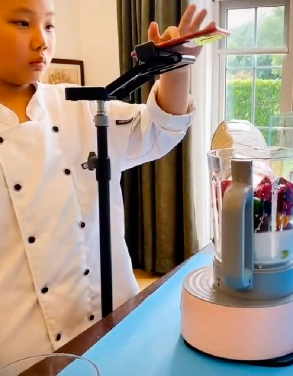 Điều khiến cậu bé 10 tuổi mê nấu ăn này được hâm mộ hơn cả là tất cả quá trình làm video đều do Zheng ''tự tay làm hết''. Mẹ của Zheng là người góp ý kịch bản, trong khi ý tưởng về nấu ăn và thực hiện đều do Zheng tự nghĩ ra.