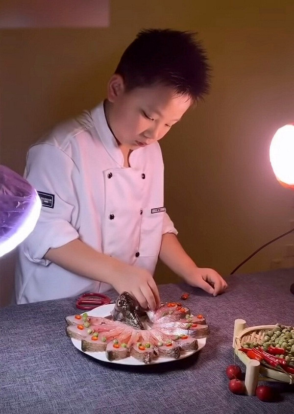  Vlogger nhí triệu người mê có nghệ danh là Chef Zheng (đầu bếp Zheng). Cậu bé này mê nấu ăn từ năm 8 tuổi, nhờ quan sát mẹ và bà nấu ăn mỗi ngày, sau đó tự mày mò, học hỏi Zheng sáng tạo ra những video nấu ăn độc đáo, chuyên nghiệp không kém gì những đầu bếp tại nhà hàng 5 sao.