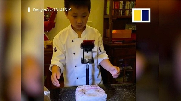 Dù là idol của hàng triệu người hâm mộ, nhưng vlogger nhí Zheng cũng không tránh khỏi việc bị người khác phản đối, thậm chí buông lời lẽ tiêu cực vì cho rằng cậu bé không chuyên tâm học hành. Đáp lại, Zheng chỉ trả lời rằng: ''Vâng, cháu biết. Nhưng cháu hạnh phúc. Cảm ơn bình luận của cô chú''.