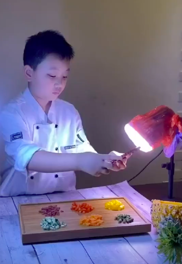 Zheng nghĩ ra nhiều cách quay dựng để video trở nên thú vị hơn như xếp món ăn theo hình vòng cung, tung khăn trải bàn để hạt nước từ món ăn bắn lên trông vô cùng bắt mắt, thả cà chua vào bồn nước rồi chỉnh hiệu ứng quay chậm, bẻ đậu phụ như đầu bếp nổi tiếng hay xịt nước vào rau củ để chúng trông tươi ngon hơn.