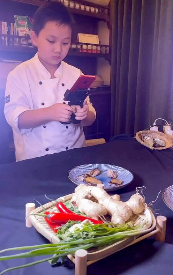 Vlogger 10 tuổi cho biết, cậu có thể làm được các món ăn thuộc nhiều phong cách ẩm thực khác nhau như làm sushi kiểu Nhật, thịt nướng kiểu Hàn, làm kem que,…