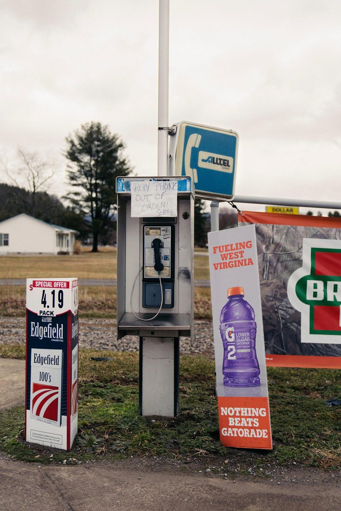 Bốt điện thoại công cộng trên đường nhưng không thể sử dụng.