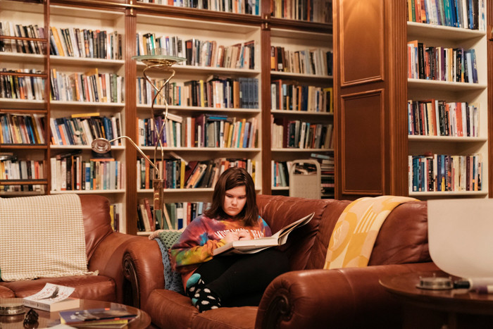 Người dân ở đây sống không wifi, không điện thoại di động và không vấn đề gì cả. Trong ảnh, cô bé Jenna Baxter đang đọc sách tại thư viện trung tâm thị trấn thay vì ngồi lướt net.