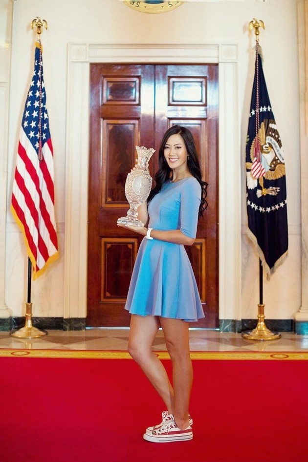 Với chiều cao ấn tượng 1m83, thân hình chuẩn mực và đặc biệt là khuôn mặt đẹp tựa như một thiên thần, Wie hoàn toàn “đốn tim” bất cứ người đàn ông nào ngay lần đầu họ nhìn thấy cô.