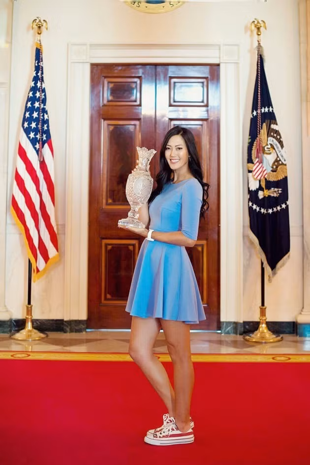 Với chiều cao ấn tượng 1m83, thân hình chuẩn mực và đặc biệt là khuôn mặt đẹp tựa như một thiên thần, Wie hoàn toàn “đốn tim” bất cứ người đàn ông nào ngay lần đầu họ nhìn thấy cô.