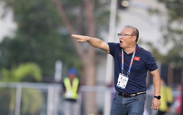 Chiếc smartwatch này thường xuyên xuất hiện cùng HLV Park trong các cuộc họp báo hay ngay trên sân bóng đá.