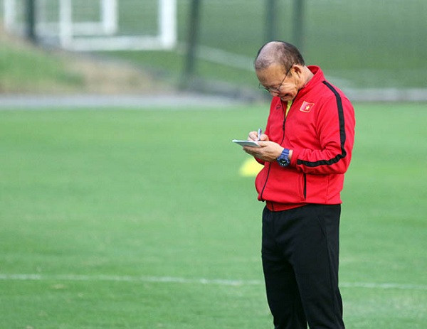 Chiếc điện thoại này có thể giúp thầy Park ghi chú nhanh, lưu lại những điều quan trọng hoặc thậm chí nghiên cứu sa bàn chiến thuật ngay trên máy.