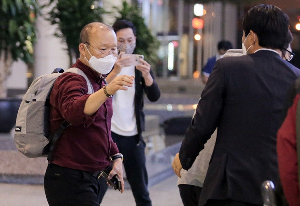 Ngày 23/02 mới đây, HLV Park Hang Seo đã từ Hàn Quốc trở lại để cùng tuyển Việt Nam, chuẩn bị cho trận đấu gặp Malaysia ở vòng loại World Cup 2022. Trước đó, trong trận Chung kết SEA Games 30 cuối năm 2019, màn bênh "các con" đến vỡ cả điện thoại của thầy Park nhận được sự quan tâm và thích thú của phần lớn cư dân mạng và cộng đồng yêu bóng đá.