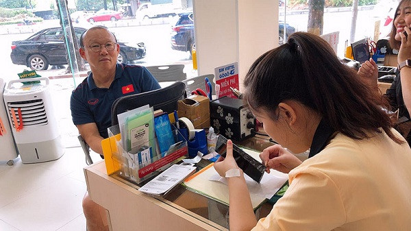 Sau trận đấu, dân mạng truyền tay nhau bức ảnh ông được dàn cầu thủ đưa đi "tân trang" điện thoại và nhanh chóng "soi" được dòng smartphone mà HLV Park Hang Seo đang sử dụng.