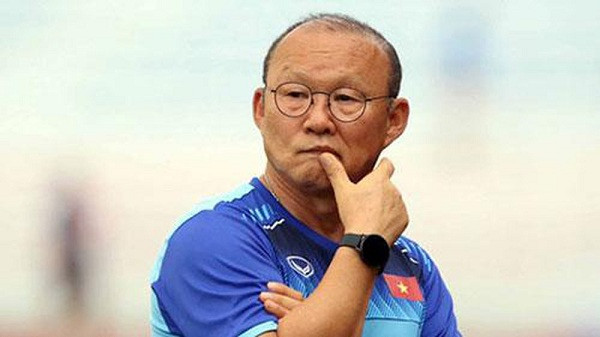 Trong khi các cầu thủ đội tuyển Việt Nam đều ưa chuộng các sản phẩm của Apple thì ông Park Hang Seo là một SamFan chính hiệu. Ngoài 2 chiếc smartphone, thầy Park còn sở hữu 1 chiếc đồng hồ thông minh đến từ Samsung, nhiều người tin rằng đó là chiếc Galaxy Watch Active.