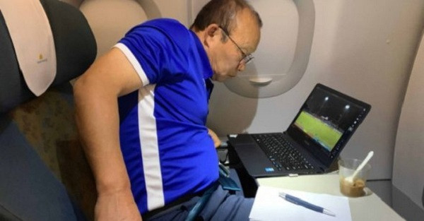 HLV của dội tuyển bóng đá Việt Nam cũng nhiều lần được bắt gặp đang tranh thủ làm việc cùng laptop trên máy bay, gần đây nhất là trong chuyến đi tới Lào tham dự AFF Cup 2018. Có thể thấy dòng laptop mà vị HLV sử dụng không phải sản phẩm của Apple, có vỏ màu bạc, màn hình khoảng 14 15 inch.