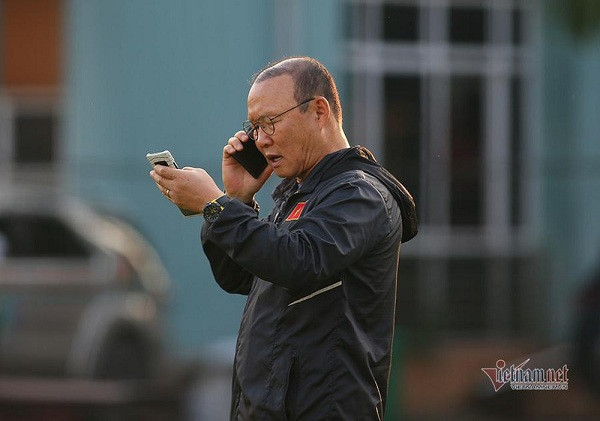 Tuy nhiên, vị HLV này có vẻ như sở hữu đến 2 chiếc điện thoại. Ngoài chiếc Note10, có thể thầy Park đang sử dụng điện thoại Samsung Galaxy S10+ màu trắng, với bộ 3 camera được thiết kế nằm ngang, khó lẫn với dòng điện thoại khác.