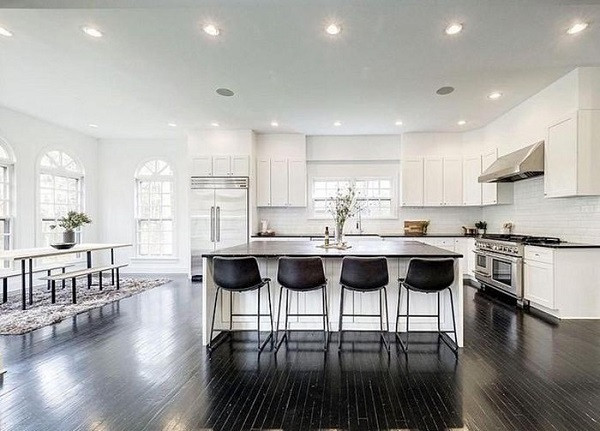 Các khu sinh hoạt chung như phòng khách, phòng ăn được thiết kế rộng rãi tạo sự thoải mái.