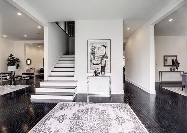 Bằng Lăng quan niệm trắng và đen là hai màu thời thượng, không bao giờ lỗi mốt.