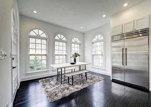 Ngôi nhà được bố trí tiện nghi, gọn gàng và ấm cúng và tạo sự thoải mái. Các phòng được bố trí nhiều cửa sổ để có thể nhìn được ra khu vườn.