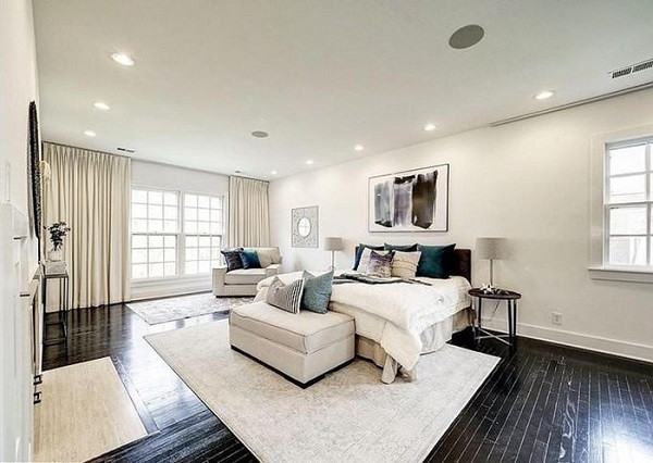 Nhà của Bằng Lăng có 5 phòng ngủ được bố trí rải rác để đảm bảo sự riêng tư cho mỗi thành viên trong gia đình.