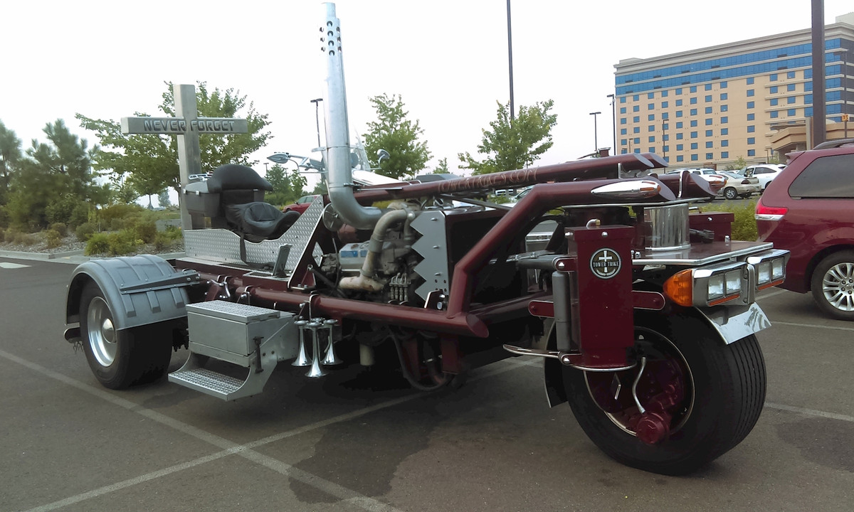 Mặc dù có kích thước lớn hơn cả 1 chiếc SUV nhưng chiếc xe vẫn có thể được phân loại là một chiếc moto. Nó có ba bánh dẫn động, một yên cho người lái và có thể di chuyển trên đường.