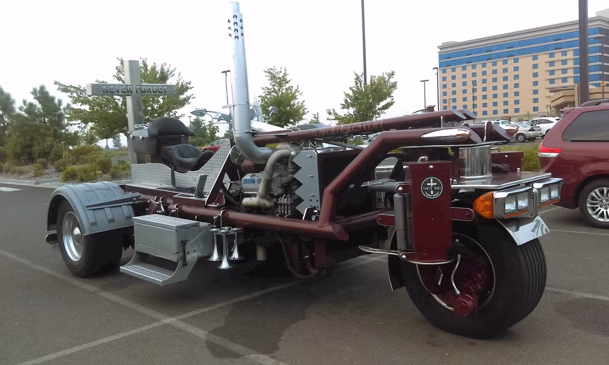 Mặc dù có kích thước lớn hơn cả 1 chiếc SUV nhưng chiếc xe vẫn có thể được phân loại là một chiếc moto. Nó có ba bánh dẫn động, một yên cho người lái và có thể di chuyển trên đường.