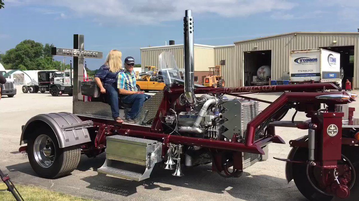 Không cần phải tưởng tượng về chiếc siêu mô tô này di chuyển tại Việt Nam bởi kích thước quá cồng kềnh và giá thành quá cao lên tới hơn 90.000 USD.