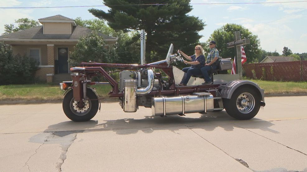 Nó hợp pháp đi trên đường phố, với đầy đủ gương chiếu hậu, đèn pha, đèn xi-nhan và thậm chí cả dây an toàn bởi người lái ngồi trên một chiếc ghế lớn. Trên mặt sàn phía chân bên phải của người lái là hệ thống chân ga và phanh.