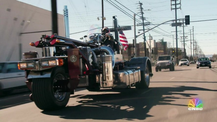 Nó thực tế còn đóng vai trò một dạng thanh chống lật, bảo vệ người lái và hành khách.