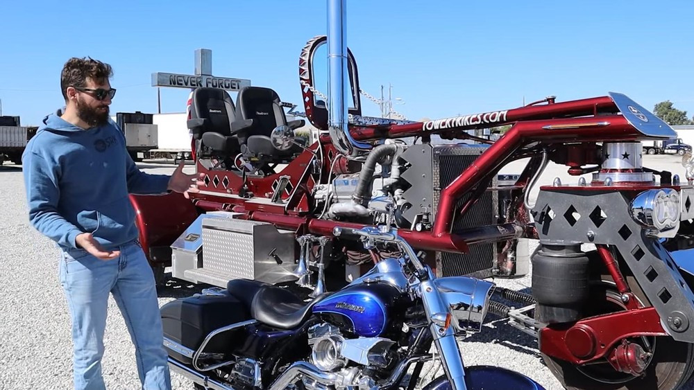 Đứng cạnh Tower Trike, chiếc Harley khủng bố cũng trở thành đứa trẻ lên ba.