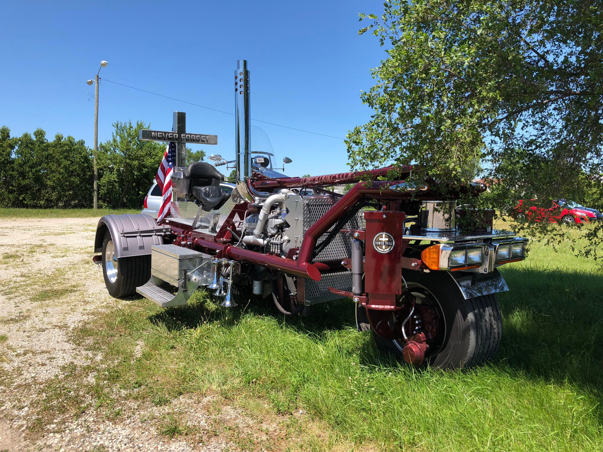 Ngoài ra, phía sau xe còn có một cây thánh giá lớn, nặng cả trăm kg mà người chế tạo Tower Trike cho biết rằng không phải là thiết kế cho thêm ngầu.