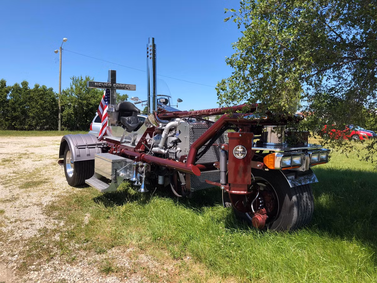 Ngoài ra, phía sau xe còn có một cây thánh giá lớn, nặng cả trăm kg mà người chế tạo Tower Trike cho biết rằng không phải là thiết kế cho thêm ngầu.