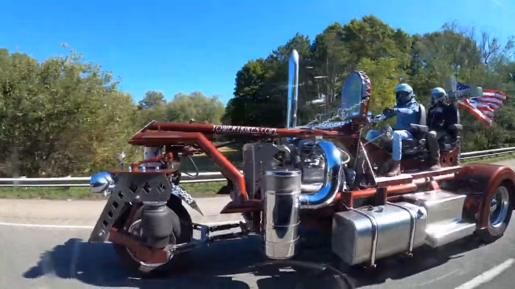 Tower Trike là một chiếc moto phân khối lớn đặc biệt, nặng khoảng 5 tấn, và có trang bị một khối động cơ dầu Detroit 2 thì khổng lồ.