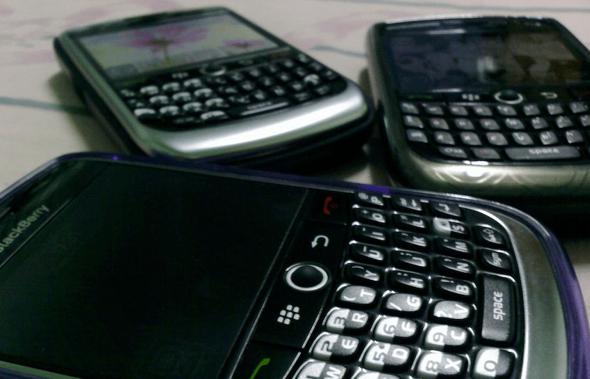 Những chiếc điện thoại này sẽ bị loại bỏ tính năng định vị GPS, micro, camera. Thậm chí, chúng còn không thể gọi điện được mà chỉ có thể nhắn tin và gửi email đã được mã hóa cho những người dùng Phantom khác.