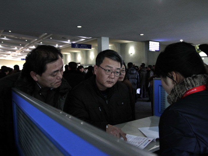 Nhà mạng chính của nước này Koryolink không cho phép người dùng thực hiện cuộc gọi quốc tế. Mặc dù vậy, những người sống gần biên giới Trung Quốc có thể sử dụng điện thoại và SIM từ nước này để gọi cho người thân, những người đã rời bỏ Triều Tiên, theo tổ chức Ân xá Quốc tế.