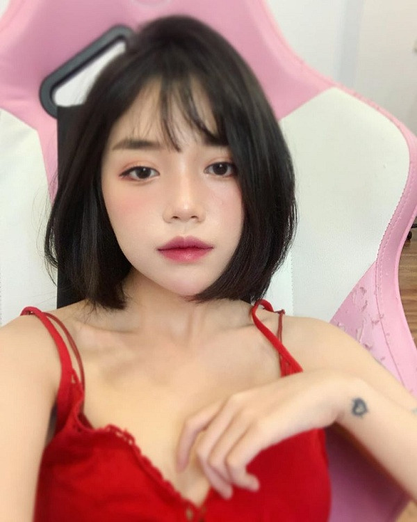 Không chỉ sở hữu ngoại hình xinh đẹp của một hotgirl, gây ấn tượng với khả năng ''biến hóa'' hình tượng đa dạng, Linh Ngọc Đàm còn khiến các nam nhân mê mẩn bởi lối nói chuyện gần gũi.