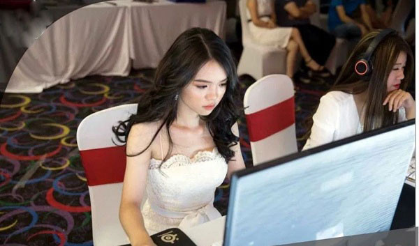 Cô nàng từng là thành viên của team nữ Đột Kích Queen, tham gia thi đấu các giải đấu chuyên nghiệp quốc gia của Đột Kích với nickname EpicQ.Babi.