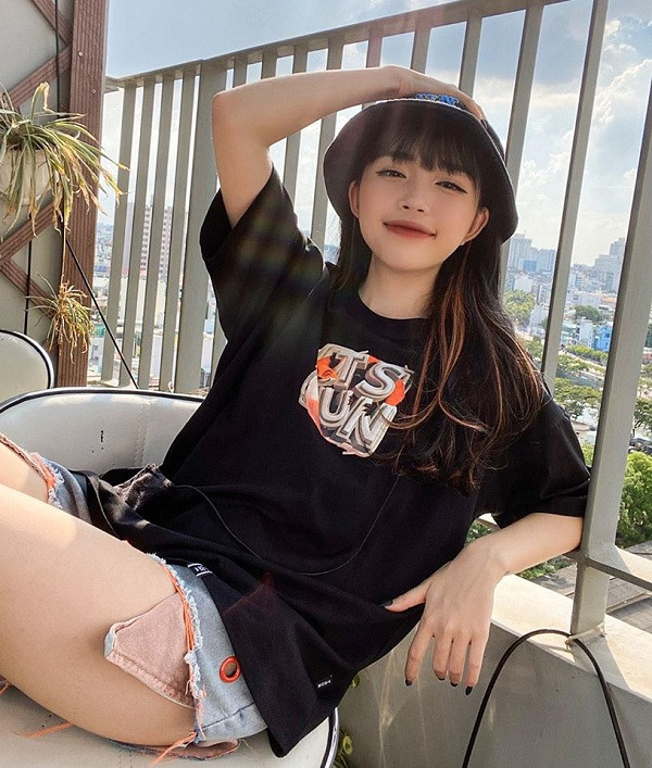 Hiện tại, Linh Ngọc Đàm là một trong những nữ streamer sở hữu lượng fan khủng nhất Việt Nam. Ở tuổi 24, cô nàng sở hữu gia tài khủng từ nhiều năm chăm chỉ làm việc, một quán cafe mèo thỏa mãn đam mê,...