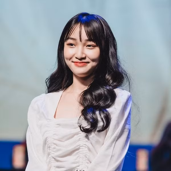 Dường như để chứng minh không có tựa game nào có thể làm khó mình, Huỳnh Nhật Hoa từng lấn sân làm một nữ xạ thủ Đột Kích và nhanh chóng trở thành nguồn cảm hứng khiến các nam xạ thủ tung hoành trong các trận đấu súng sau khi xem stream.