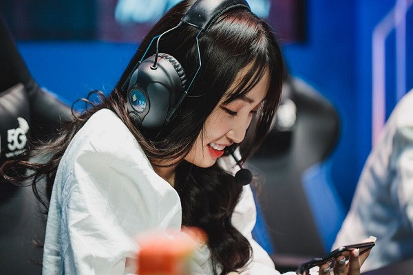 Hoa Nhật Huỳnh sở hữu trang cá nhân Facebook lên tới gần 755.000 người theo dõi, Instagram hiện có hơn 92.000 lượt follow và YouTube với hơn 24.000 người đăng ký.