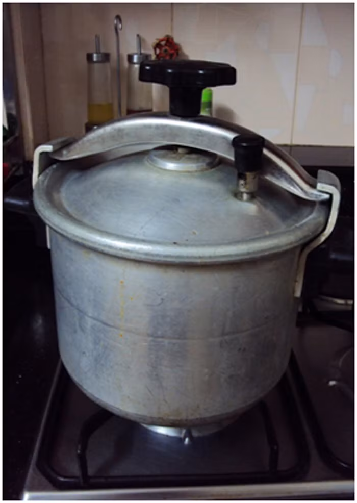 Nồi áp suất Liên Xô là loại “lâu đời” nhất tại thị trường Việt Nam. Đặc trưng của nồi áp suất Liên Xô là được làm bằng nhôm, độ bền rất cao, an toàn và chắc chắn. Do đó, nhiều người Việt Nam bây giờ vẫn tìm mua dòng sản phẩm này mặc dù đã không còn bán trên thị trường từ nhiều năm nay