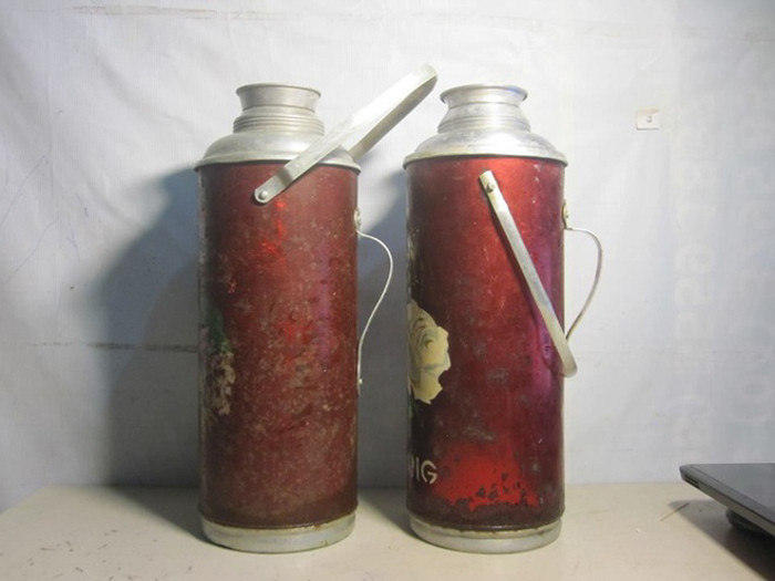 Một trong những món quà cưới phổ biến vào những năm 80 của thế kỷ trước tại Việt Nam là phích nước Rạng Đông. Giá của mỗi chiếc phích này không quá đắt, nhưng được nhiều người giữ gìn rất cẩn thận, vì nếu vỡ ruột sẽ khó tìm được sản phẩm thay thế.