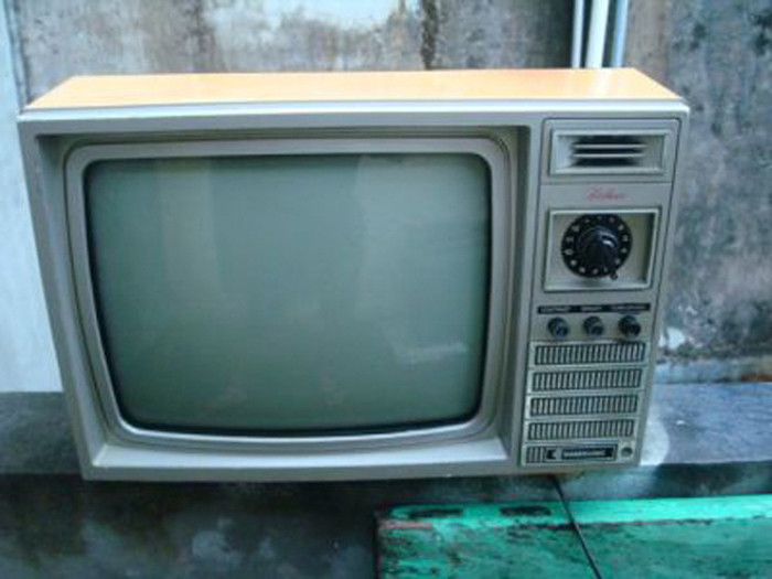 ... hay loại Samsung 359r, thịnh hành thập niên 80. Mỗi chiếc tivi khi đó có giá bằng cả cây vàng, được xem là gia tài lớn trong những gia đình giàu có.