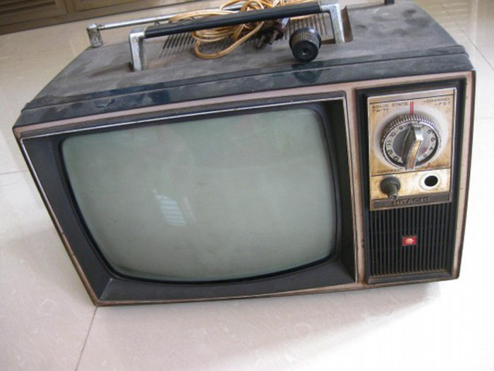 Những năm 80-90 của thế kỷ trước, chiếc tivi được xem là thước đo đẳng cấp của những gia đình có điều kiện. Khi đó, người Việt chủ yếu chuộng các sản phẩm của Nhật, từ Hitachi...