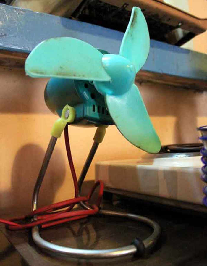 Những chiếc quạt con cóc, quạt tai voi Điện cơ vẫn còn được sử dụng tại một số khu vực nông thôn cho đến tận ngày nay.