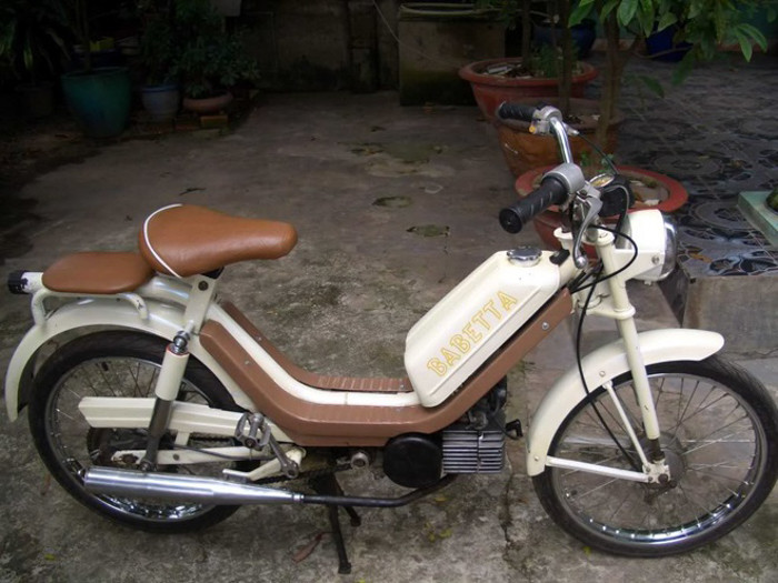 Babetta là dòng xe máy được du nhập khá sớm vào Việt Nam, khi nó có đủ chức năng của một chiếc xe động cơ, nhưng cũng có chân đạp đề phòng hết xăng. Đến nay, những chiếc Babetta cổ được nhiều dân chơi xe rao bán lại với giá hàng chục triệu đồng.