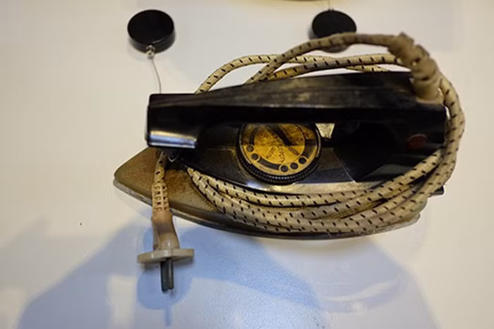 Bàn là Jauza cũng là ‘hàng xách tay’ từ Liên Xô về Việt Nam trong thập niên 1970, 1980 . Bàn là Jauza có độ bền cao,nóng nhanh và giữ nhiệt rất tốt.