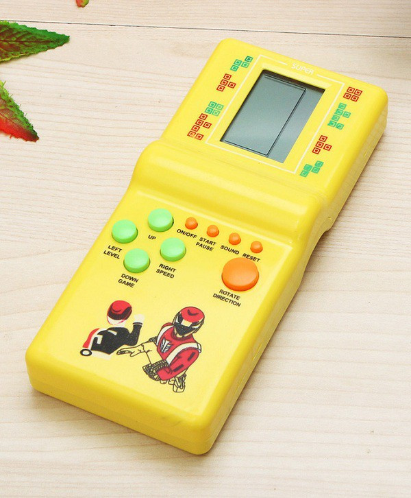 Máy có màn hình đơn sắc, âm thanh 8 bit, chạy băng pin con thỏ hết sức đơn giản và chỉ có đúng một trò xếp gạch. Khoảng 20 năm về trước, để mua chiếc máy này bạn phải bỏ ra 15 - 20 nghìn đồng, là cả gia tài với game thủ nhí.