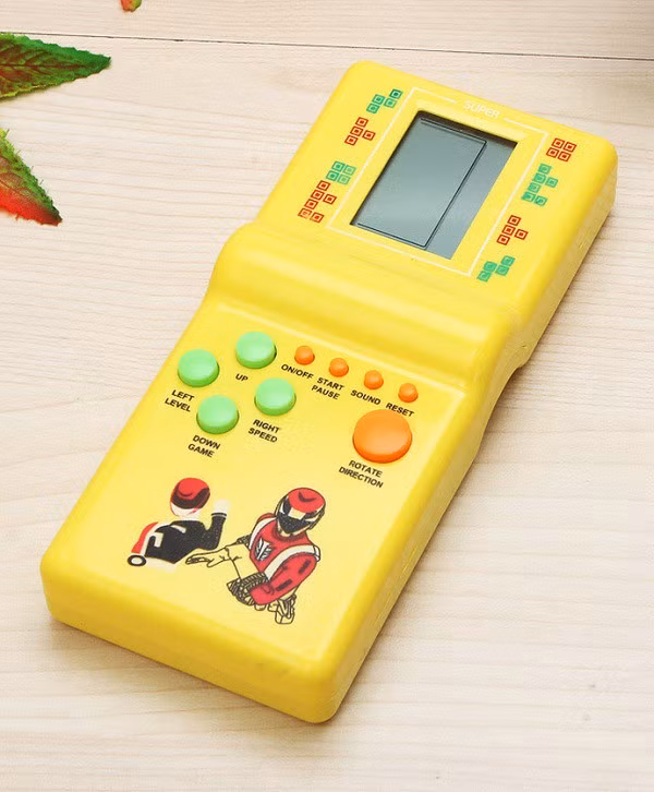 Máy có màn hình đơn sắc, âm thanh 8 bit, chạy băng pin con thỏ hết sức đơn giản và chỉ có đúng một trò xếp gạch. Khoảng 20 năm về trước, để mua chiếc máy này bạn phải bỏ ra 15 - 20 nghìn đồng, là cả gia tài với game thủ nhí.